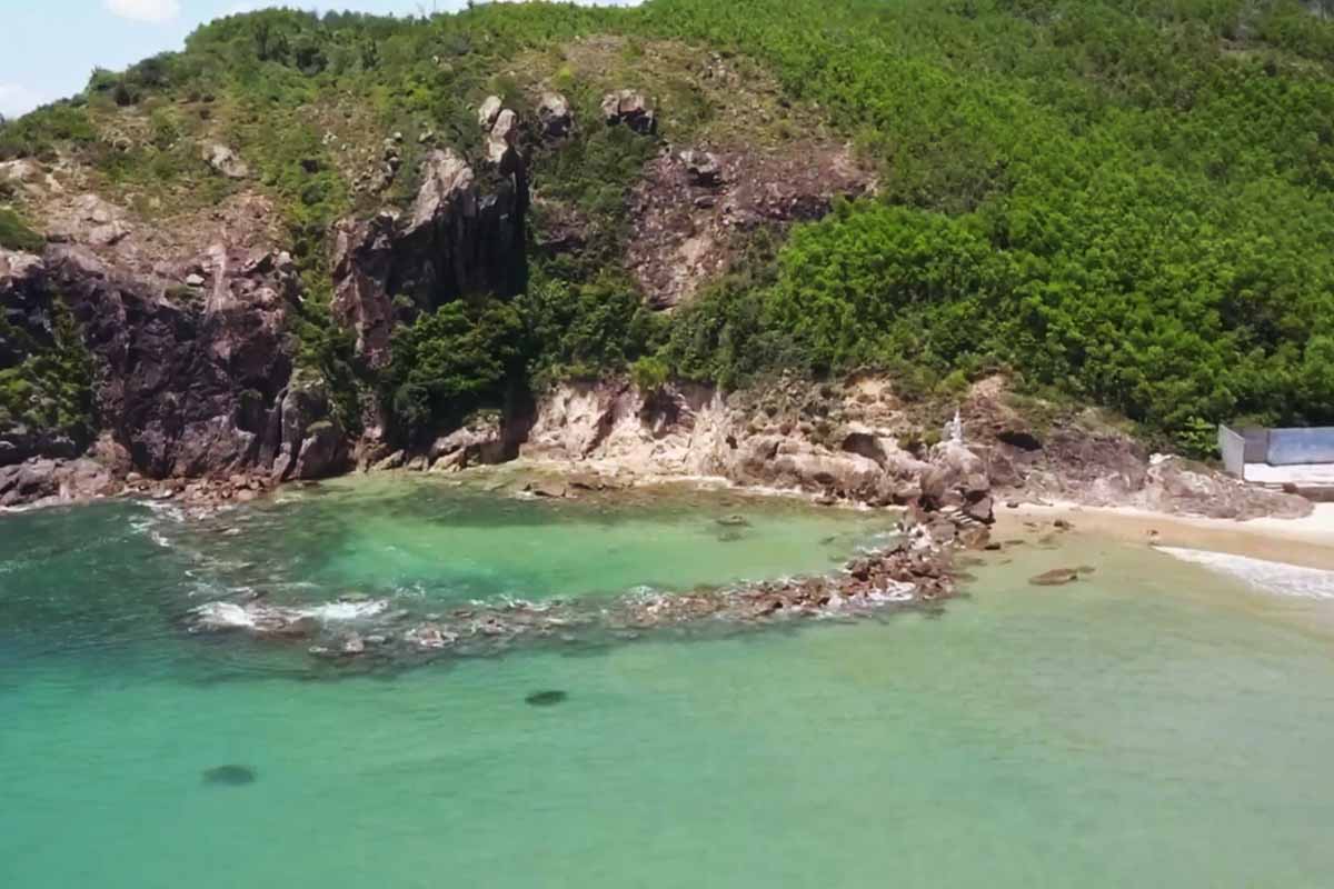 이곳에 오면 방문객들은 신선한 공기를 즐기고 보트타기, 윈드서핑 등 흥미로운 활동을 경험할 수 있습니다.