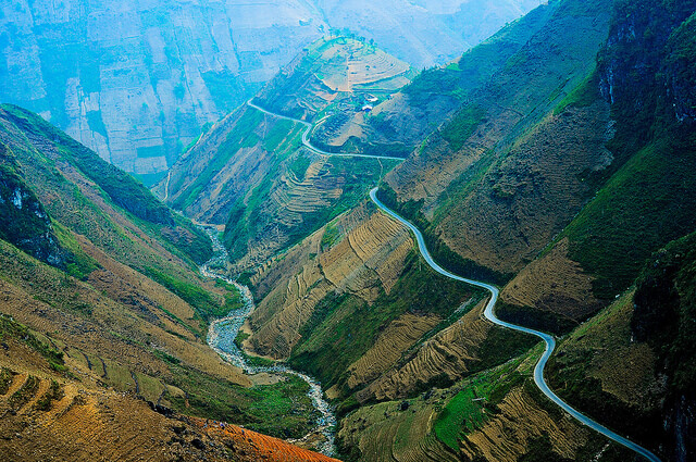 Because it is located at an altitude of nearly 1,400km above sea level, along this winding road is covered with white clouds, making the landscape here always magical.