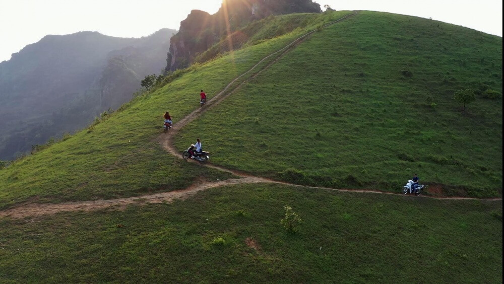 ピエンムオン草原は若者たちの体験を惹きつけます。