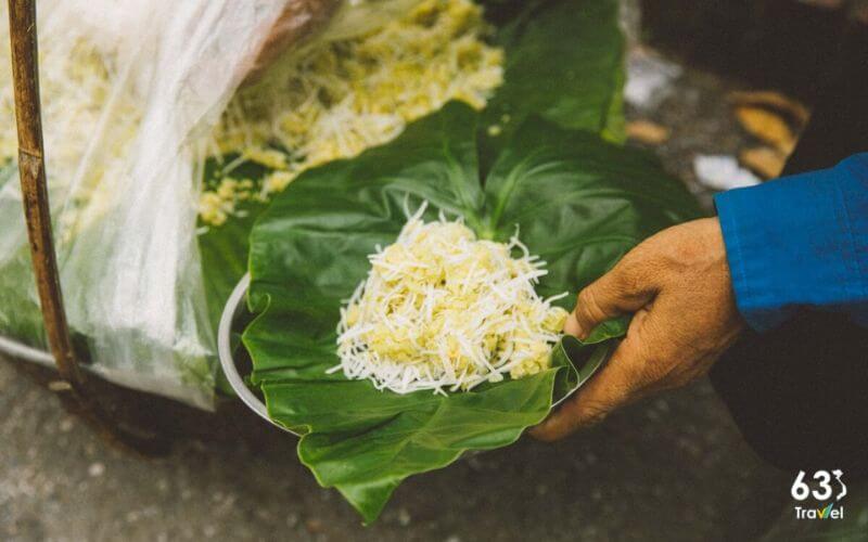 Xôi cốm gói lá sen - món đặc sản nhất định phải thử ở Hà Nội