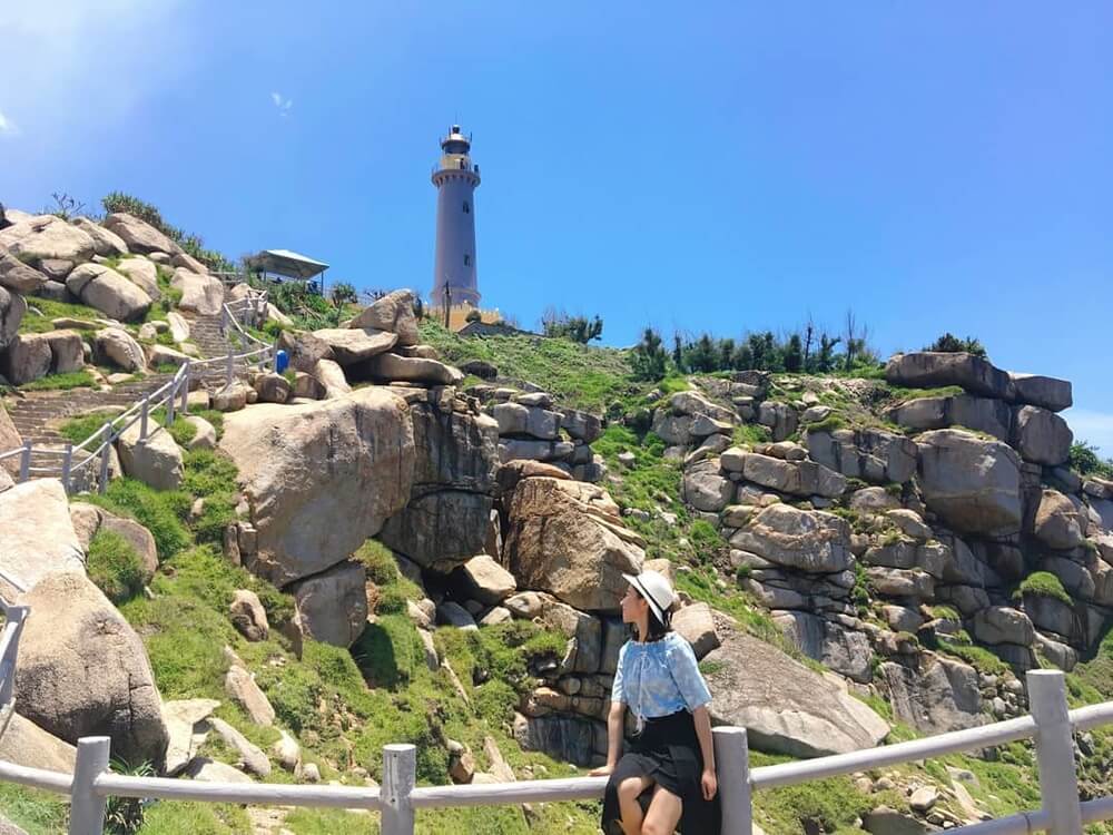 Hon Nuoc 등대는 관광객들에게 인기 있는 체크인 장소입니다.