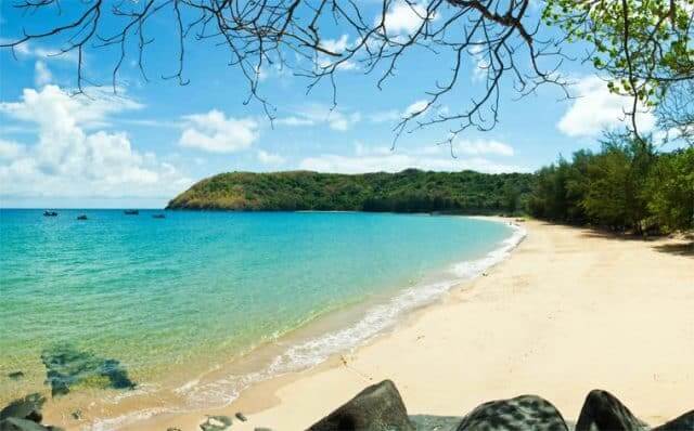 Bãi biển Non Nước Đà Nẵng sở hữu vẻ đẹp hiếm có với cung đường biển uốn lượn bao bọc dưới chân núi Ngũ Hành Sơn