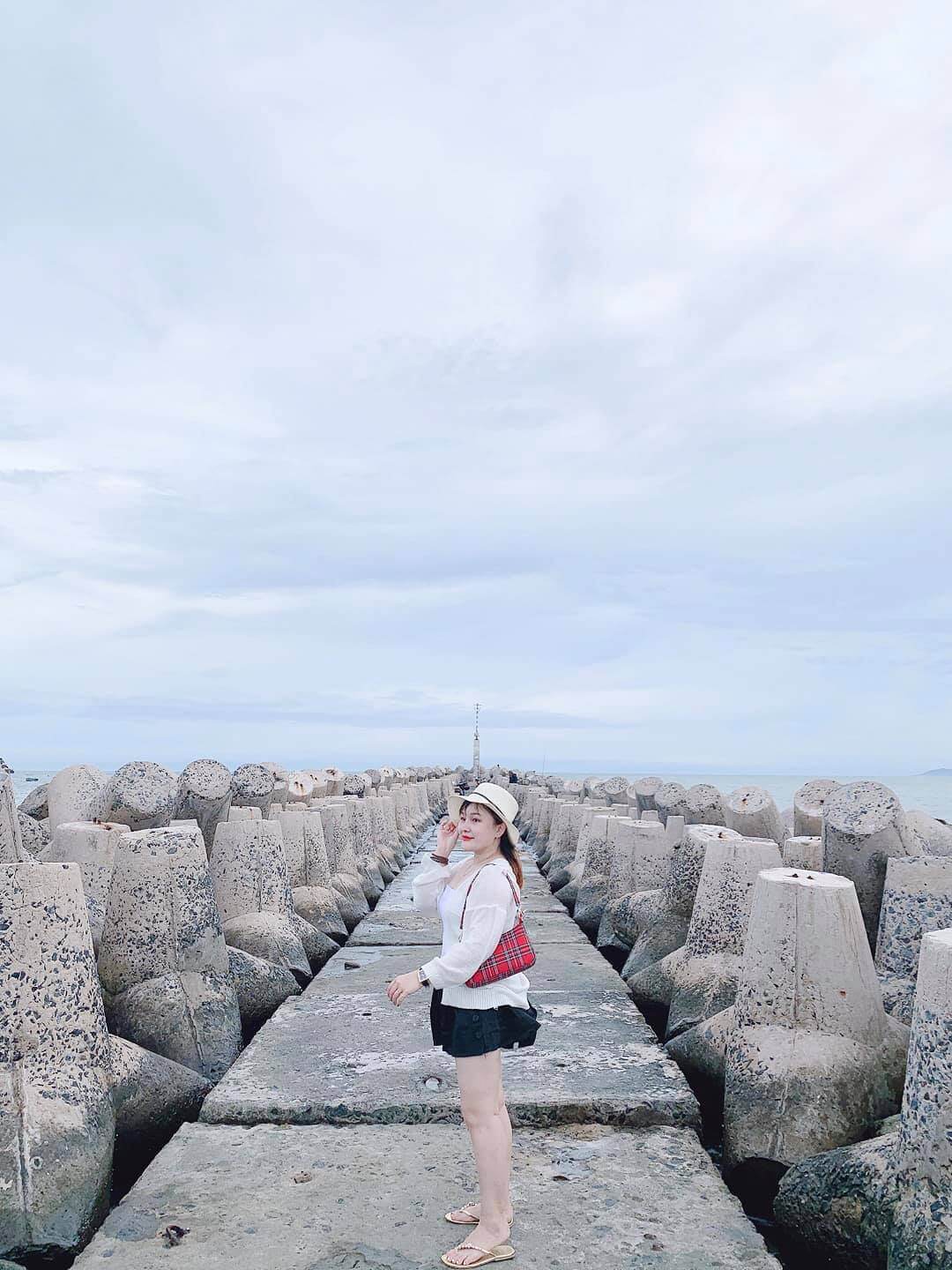 제방은 Ninh Thuan성 Ninh Hai현 Tri Hai면 Khanh Hoi 마을에 위치하며 파도 보호 공정을 제공하기 위해 건설되었습니다.