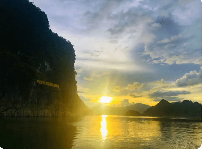 ゴイホア湾で夕日を眺める