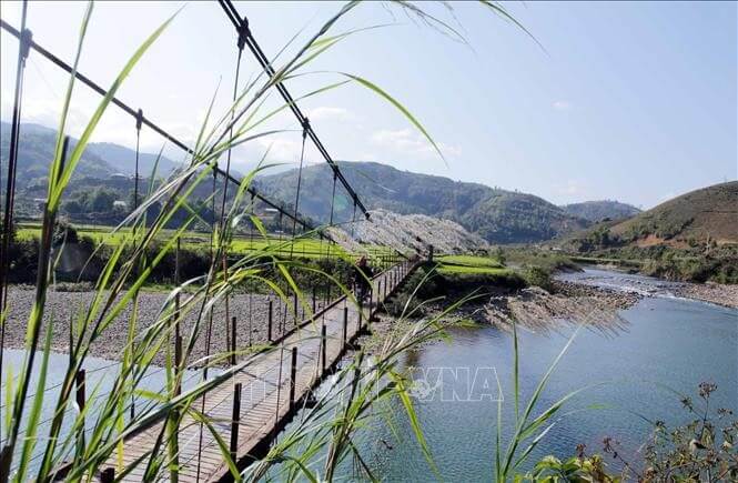 ナ クオン村へと続く吊り橋の素朴で素朴な美しさ。