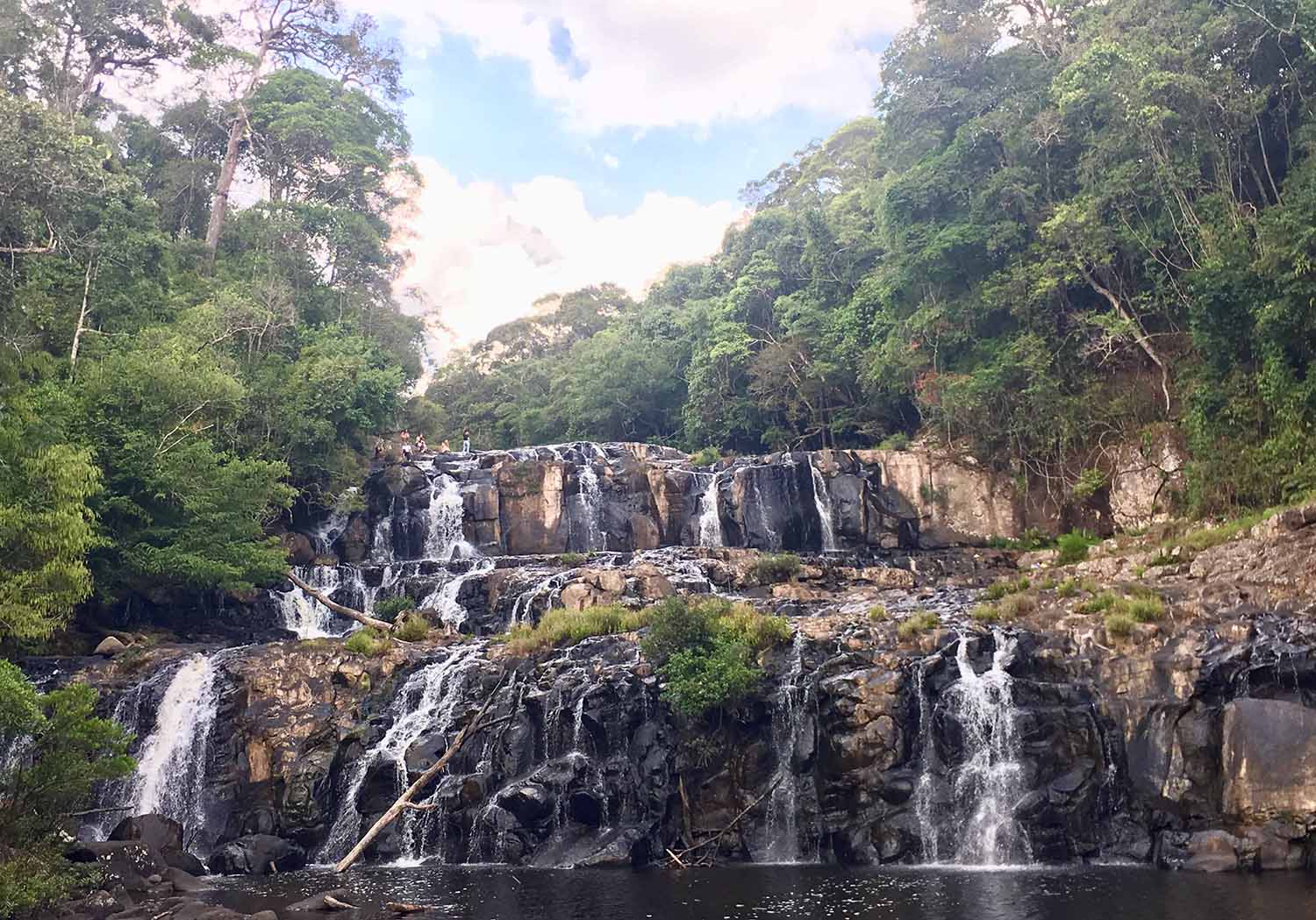 건기에는 폭포가 바위 사이로 흐릅니다.