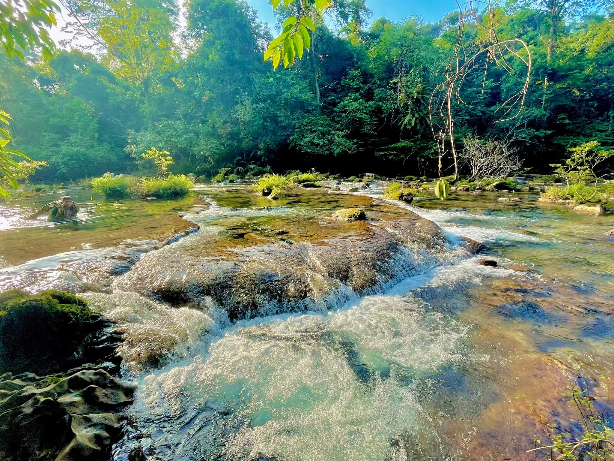 チャ クン川は大小の岩の間を曲がりくねって流れ、美しい急流を作り出しています。