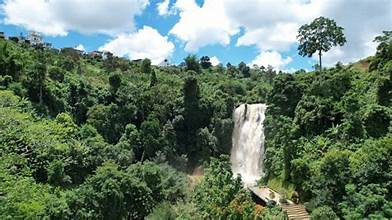 ラムドン高原の赤土の「ミューズ」ボブラ滝