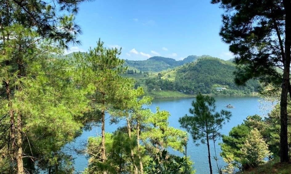 バックカンのバンチャン湖は、散歩やリラックスに最適な場所です。