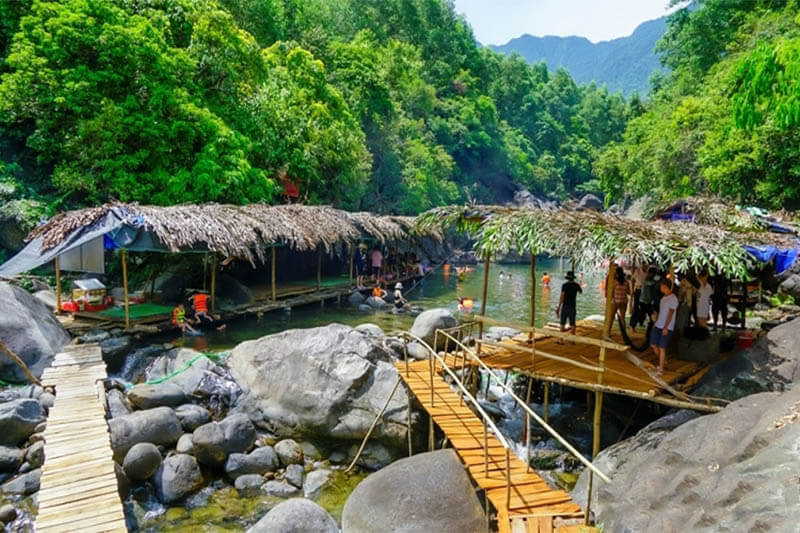 여름에는 많은 관광객들이 탐험을 위해 찾아옵니다.