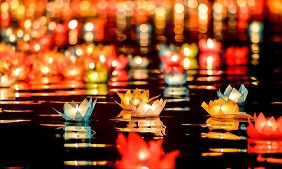   夜のホイアン市を探索し、ランタン流しを体験