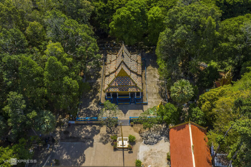 Day 1 (November 22): CAM RANH-INCHEON (Sleep on the plane)