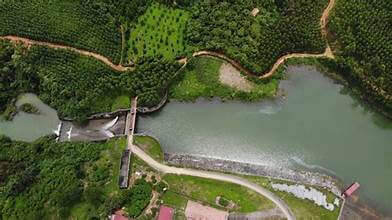 カムソン湖: バクザンの地にあるハロン