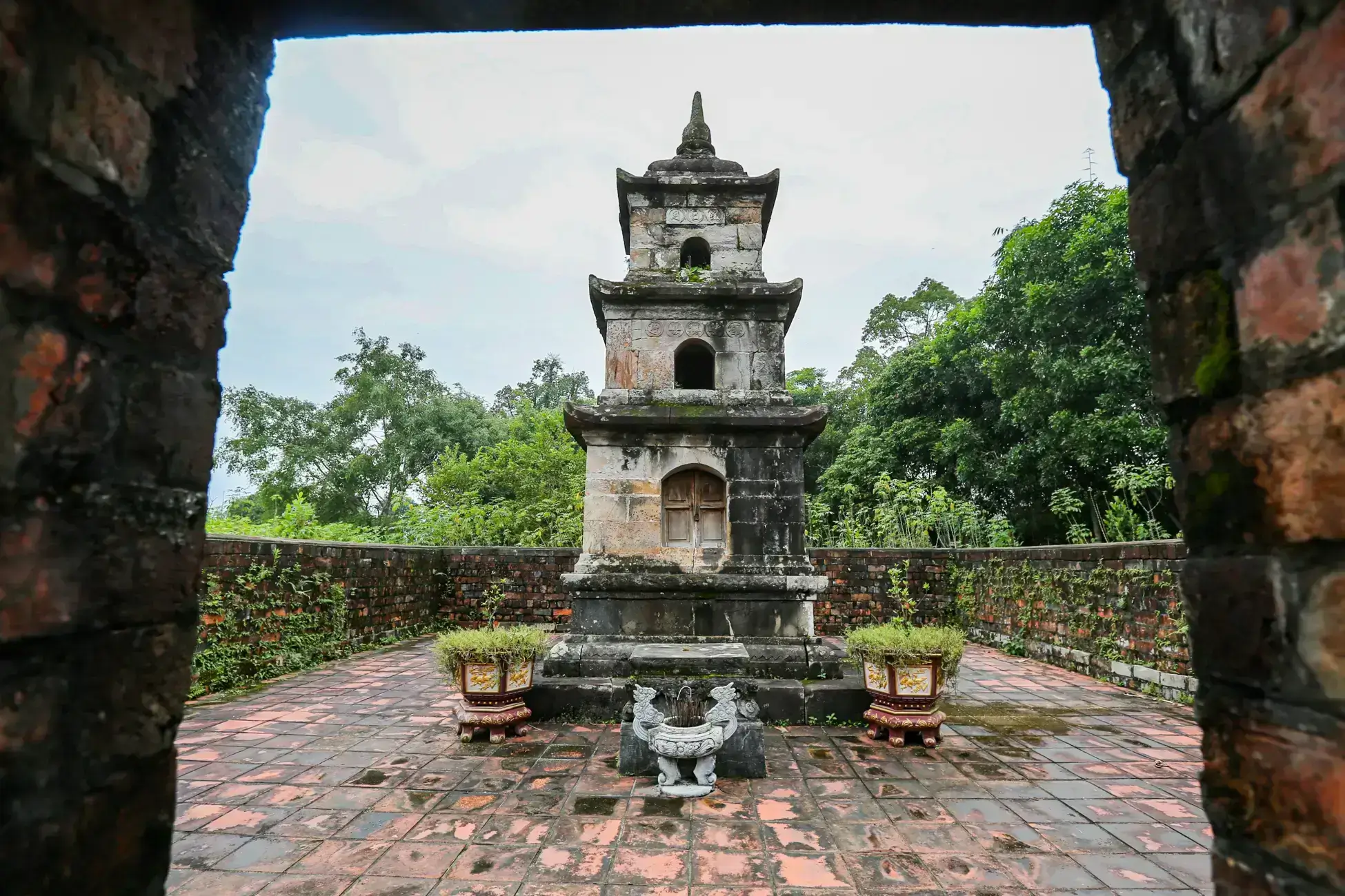 ハティンのユニークなアムタップの拡大図。糖蜜を使って石の板を接着している