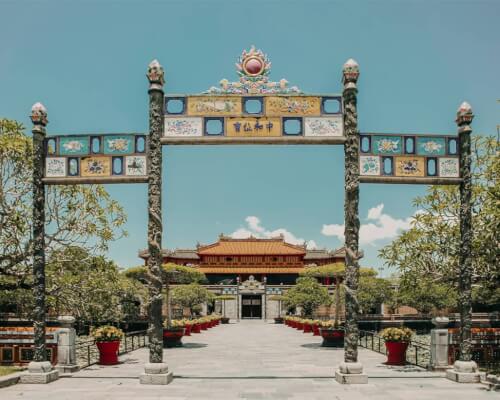 한때 호화로웠던 왕궁 방문 - 후에 성채