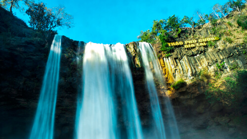 Phu Cuong 滝 - 火山溶岩の背景に滝