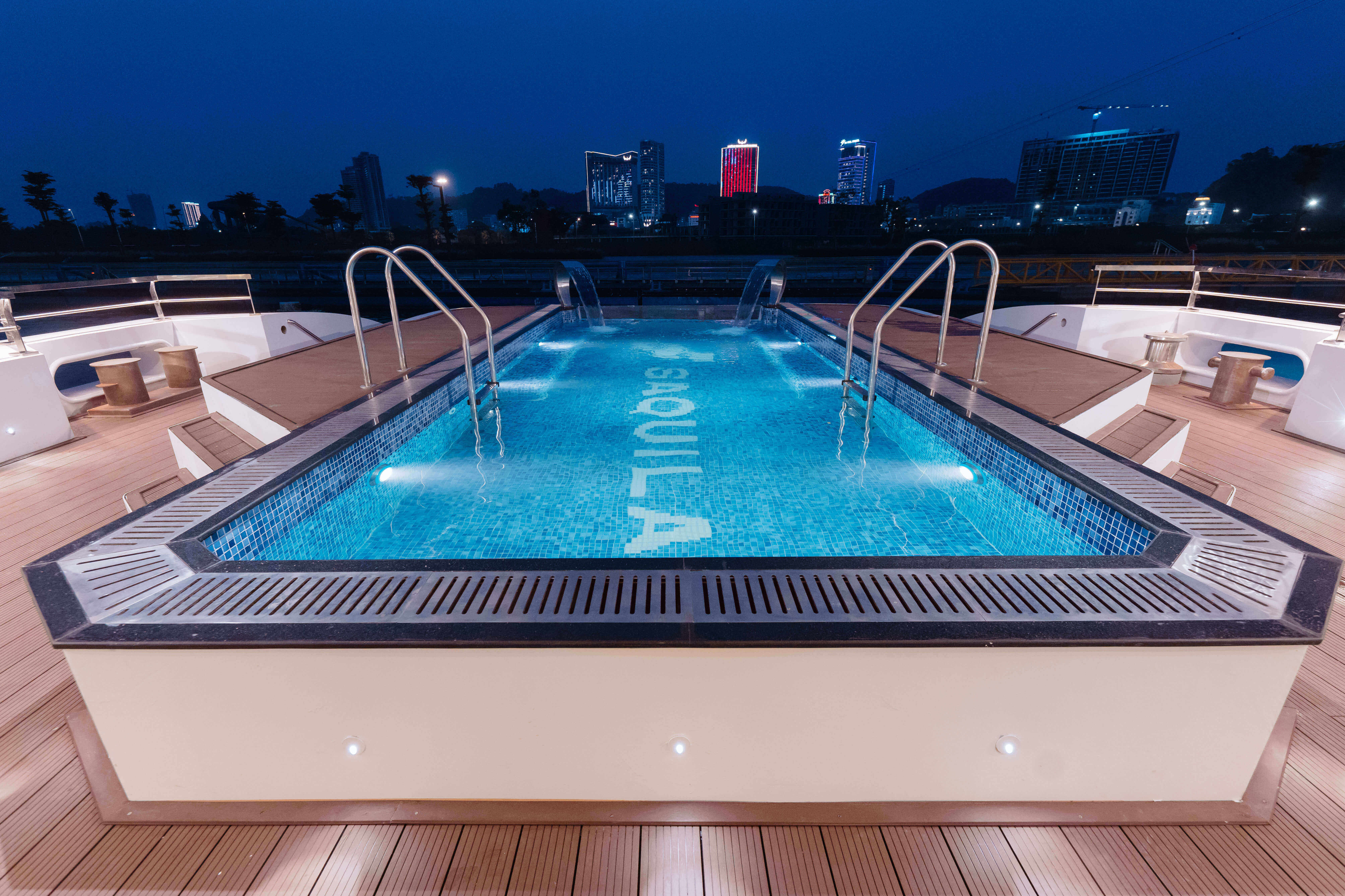 SAQUILA YACHT DINING 5*