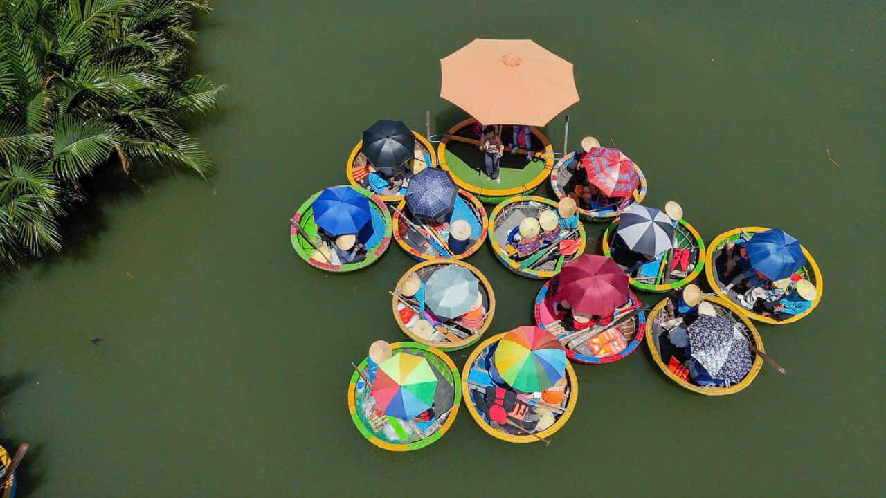 EXPERIENCE LEARNING TO MAKE LANTERN AND GO ON A BAG BOAT