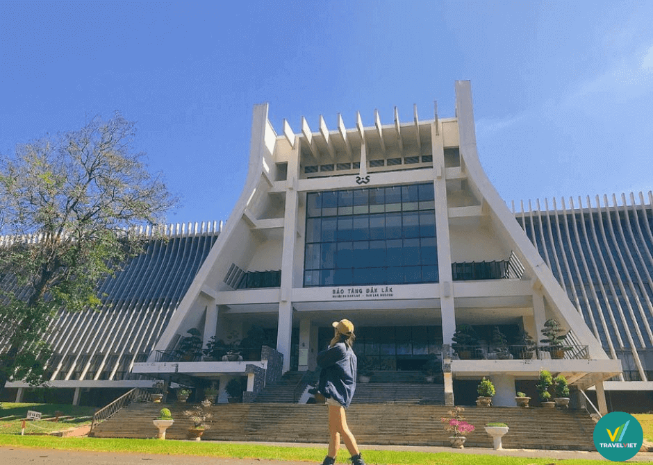 ダクラクで訪れるべき古くからある史跡を 13 件挙げてください