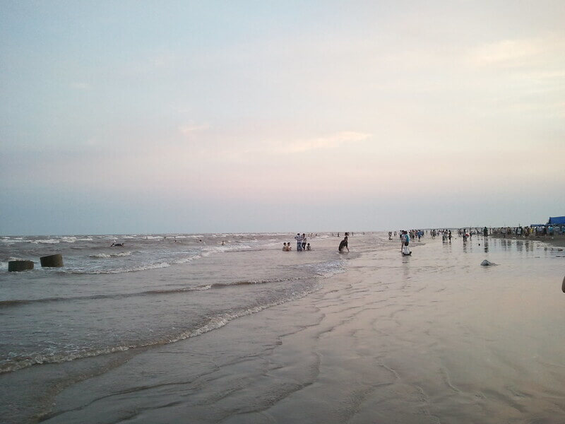 Quat Lam Beachは涼しいビーチと詩的な自然の景色を所有しています