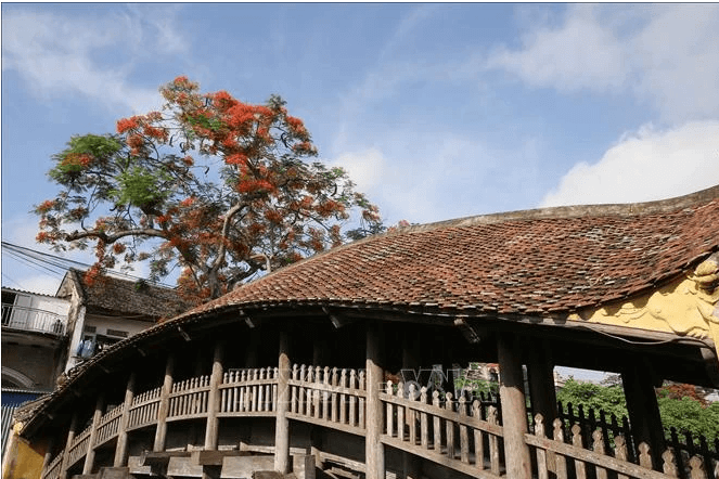 Cầu ngói chợ Lương