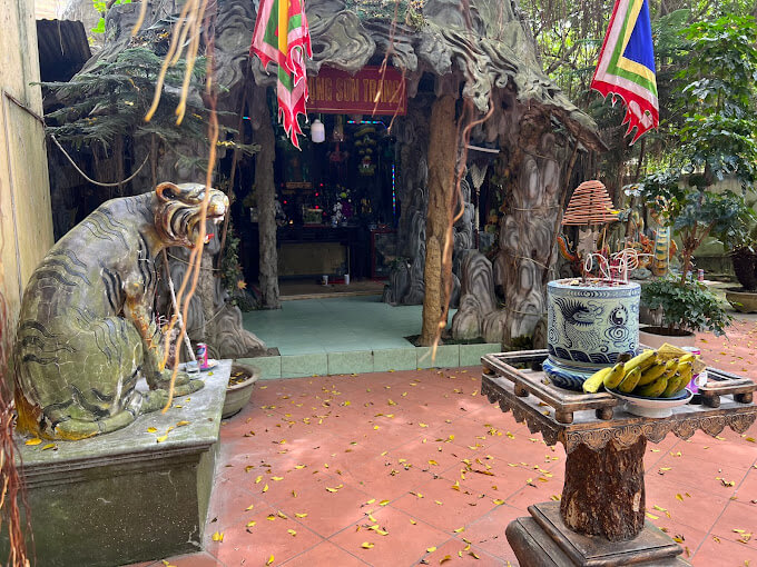 井戸で神殿を探索し、神秘的な物語を聞いてください