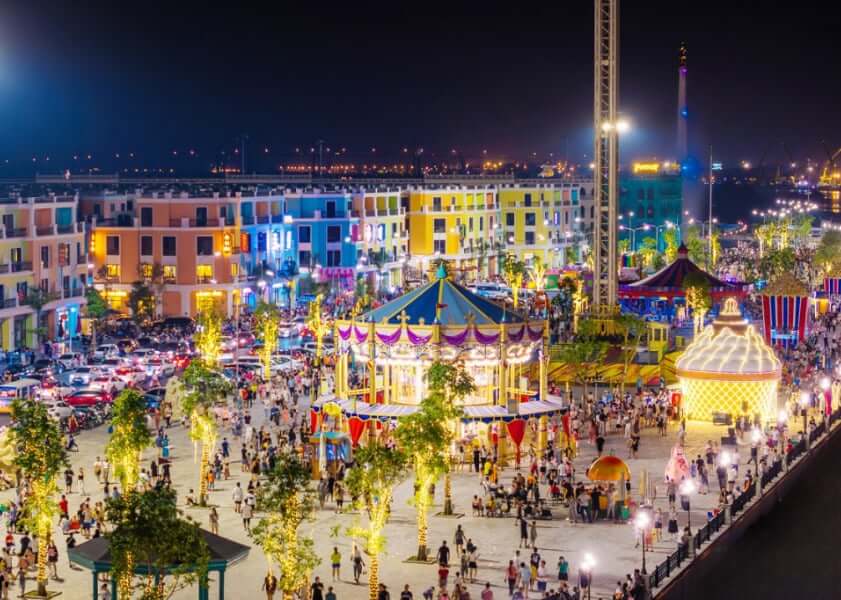 Công viên Vũ Yên lung linh ánh đèn cùng với không khí nhộn nhịp