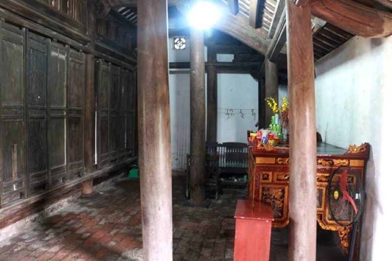 現在、家は古代建築の特徴的な線を保持しています。