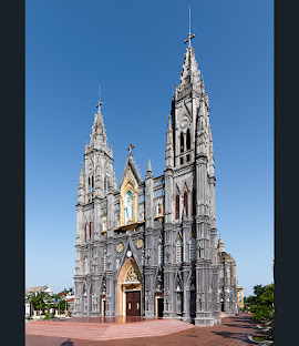 ぶら下がったnghia教会、美しい宗教的な作品はおとぎ話の城を考えました