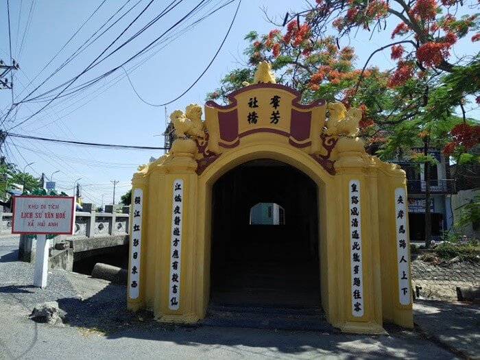 Cầu ngói chợ Lương