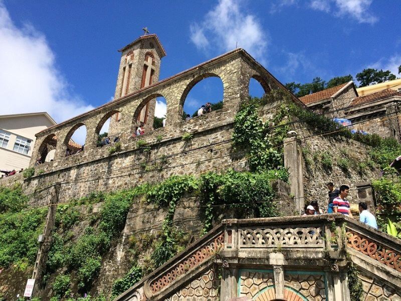 ベルタワーは、多くの人が石の教会を訪れるときにチェックインする場所です。