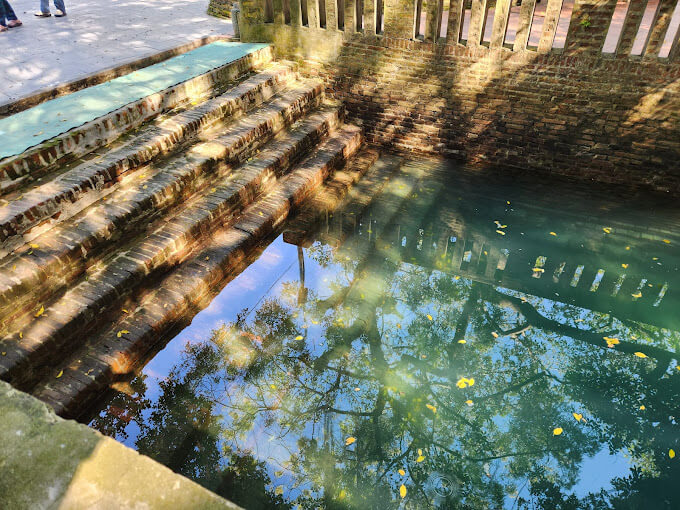 寺院のNgoc Giengは、涼しく青い水がある有名な場所です。