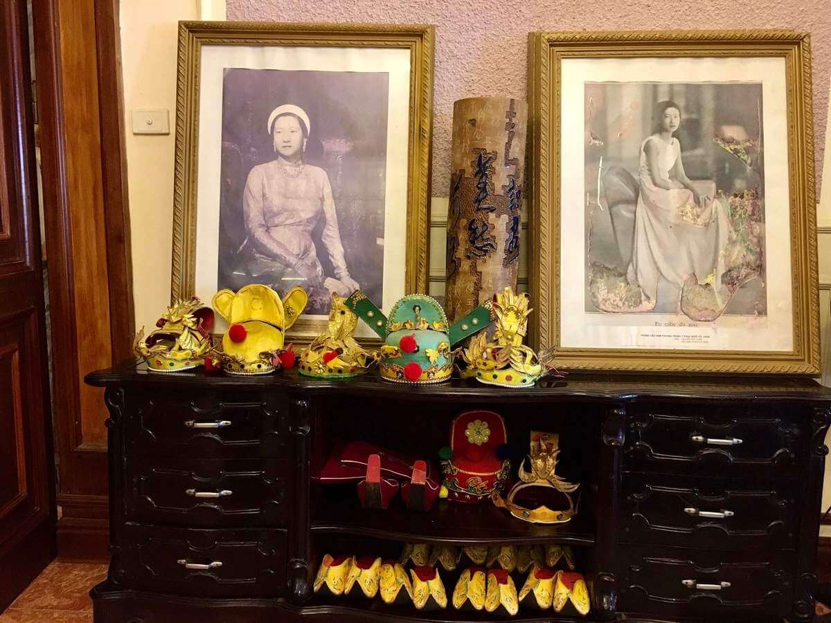 Nhiều hình ảnh và kỷ vật được lưu giữ tại dinh thự để bạn có cái nhìn chân thật và cụ thể hơn