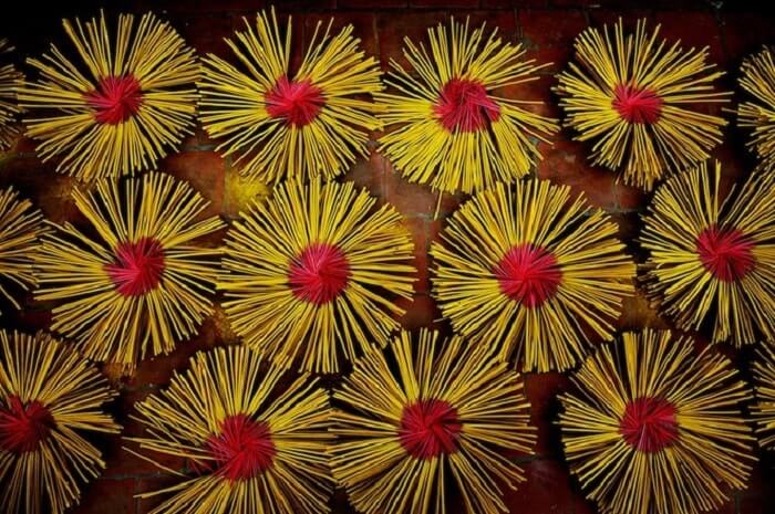 Hình ảnh những bó hoa hương được đặt trước sân nhà