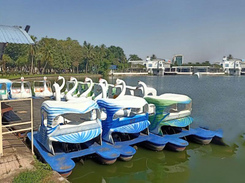 友達と一緒にVI Xuyen Lakeでアヒルのペダルを体験すると、多くの思い出が生まれます