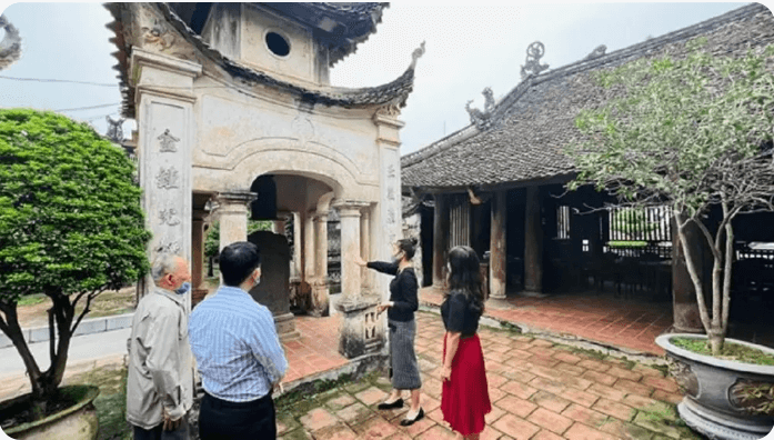 村人によって保存されている古い建築をご覧ください。