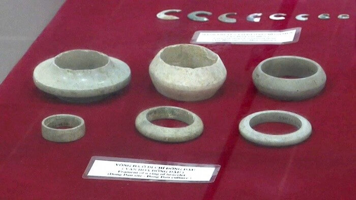 ブラスアーティファクトが博物館に展示されています。