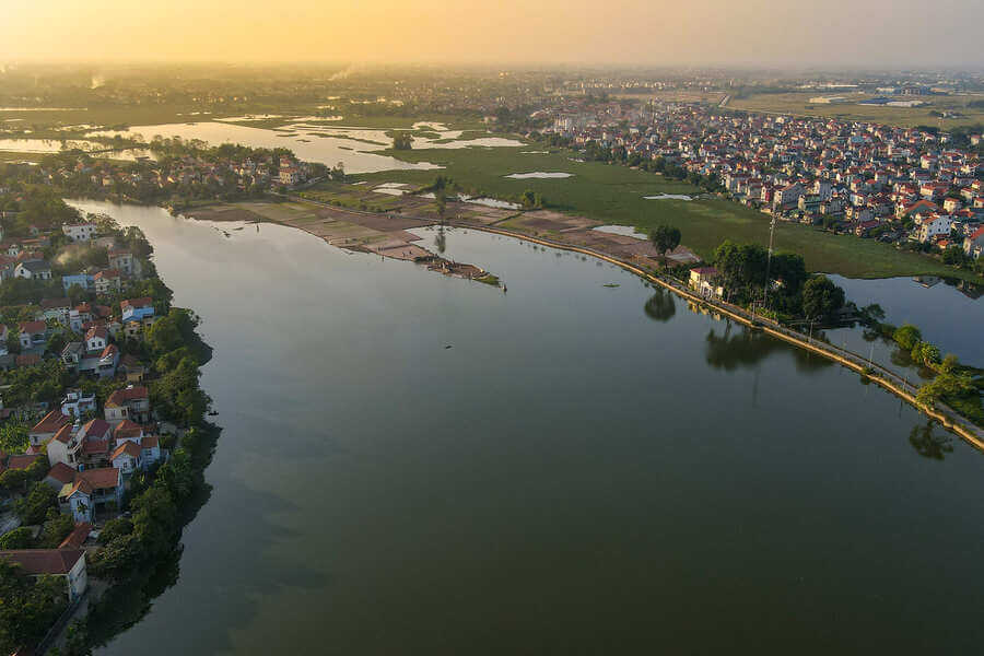 ドレスがもたらす平和な美しさに没頭しています