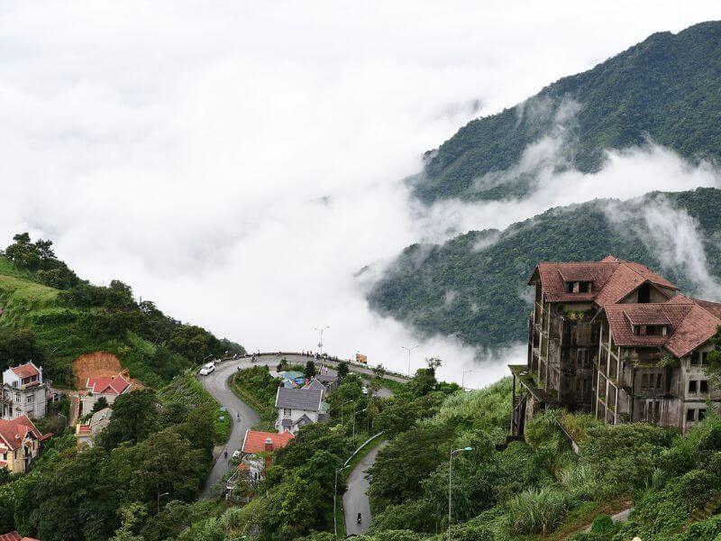 タムダオの町の景色は、丘と雲に囲まれています。