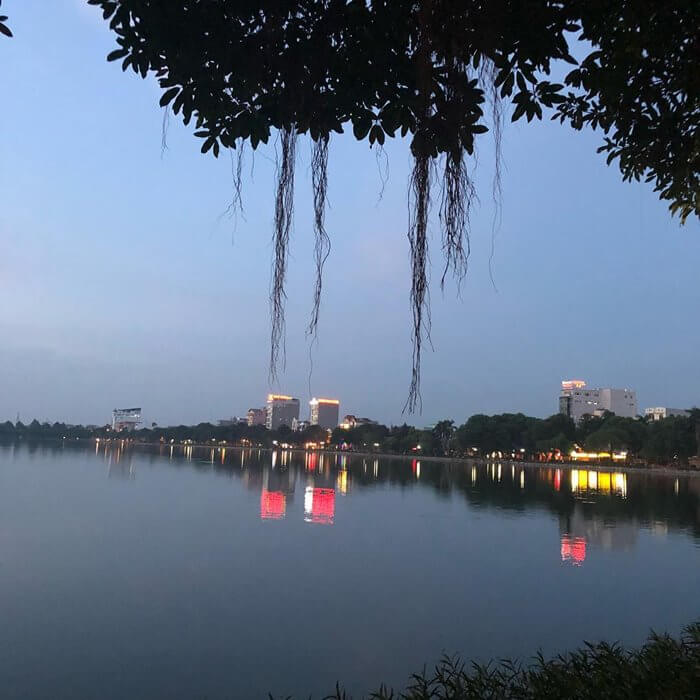 Cảnh đêm bình yên nhìn từ hồ Bạch Đằng.