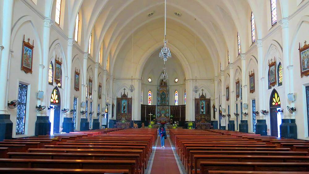 Những bức ảnh kính hai bên nhà thờ vô cùng tinh tế và đẹp mắt