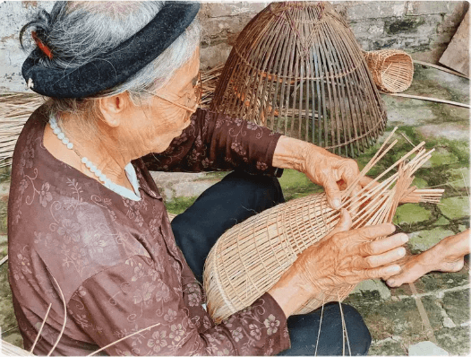 Trải nghiệm tự tay đan cùng người dân