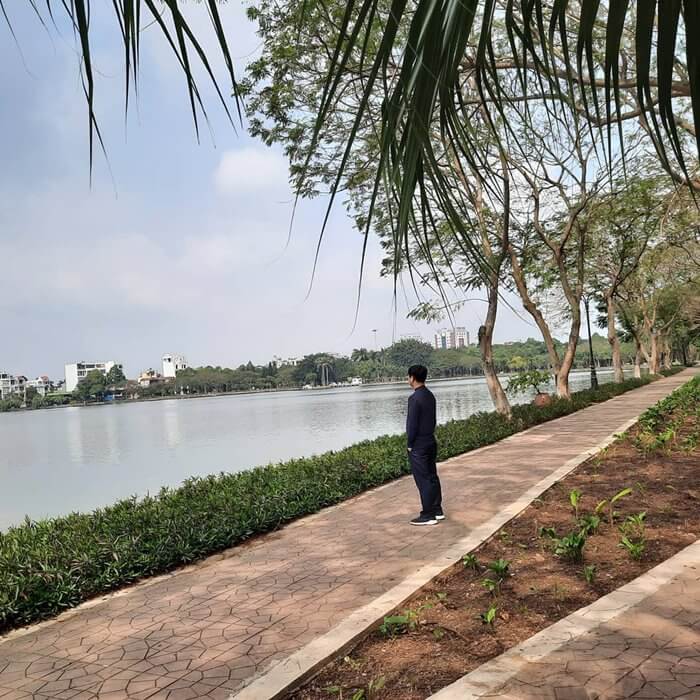 Hóng gió và tận hưởng cảnh đẹp của hồ Bạch Đằng.