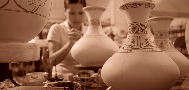 Các nghệ nhân sẽ dùng bút vẽ lên những hoa văn hoặc bức tranh nghệ thuật