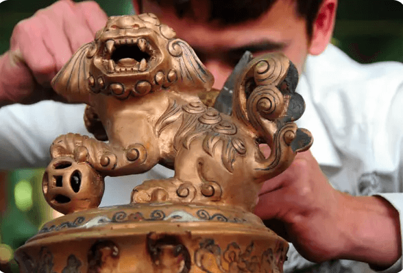 Dai Bai Bronze Casting Villageにアクセスして、ここで働く文化とプロセスについて学びましょう