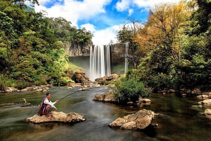 村の美しい妖精の滝