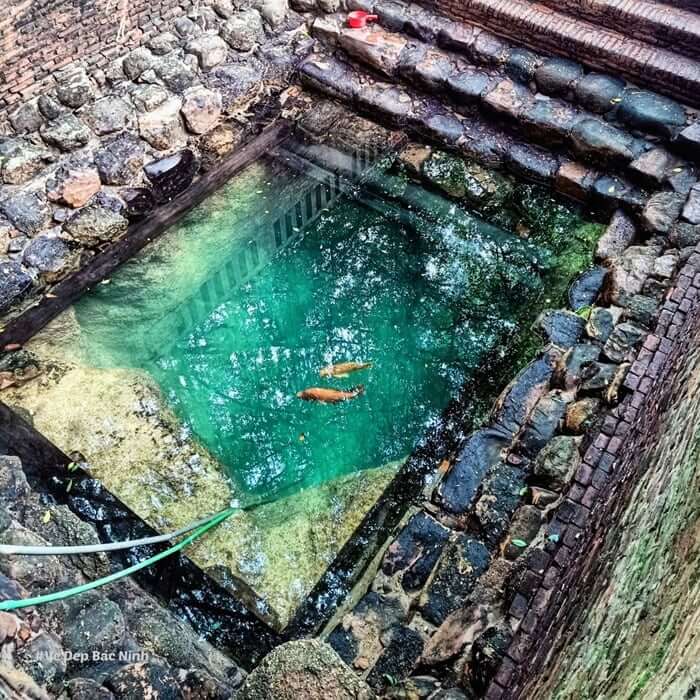 神殿に来た人は皆、幸運を得るために水を求めました。