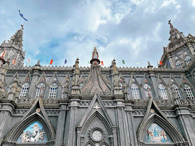 ハングnghiaの詩人は、典型的な西洋教会の建築に従って建てられました