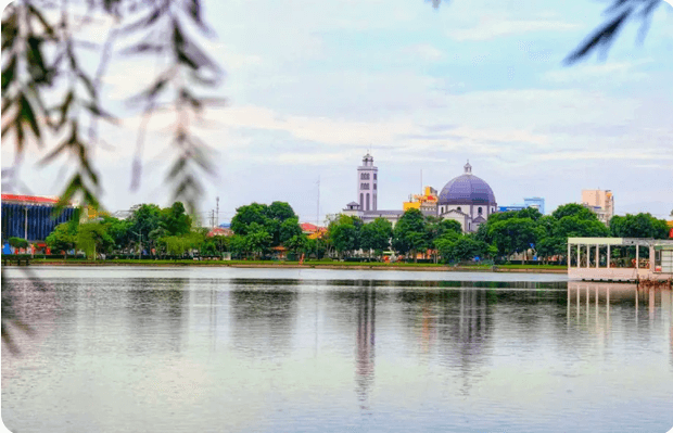 湖の表面は穏やかで、魅力的な空間です。