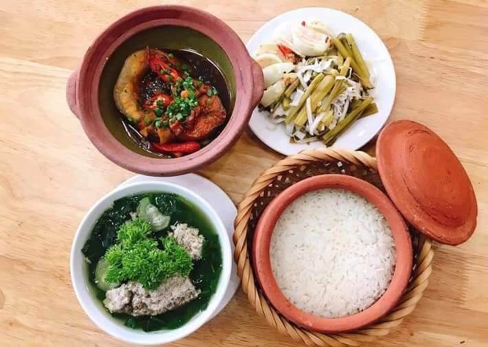 Điểm Dừng Ẩm Thực Đậm Chất Quê Ở Cơm Niêu Hoàng Anh Bãi Cháy